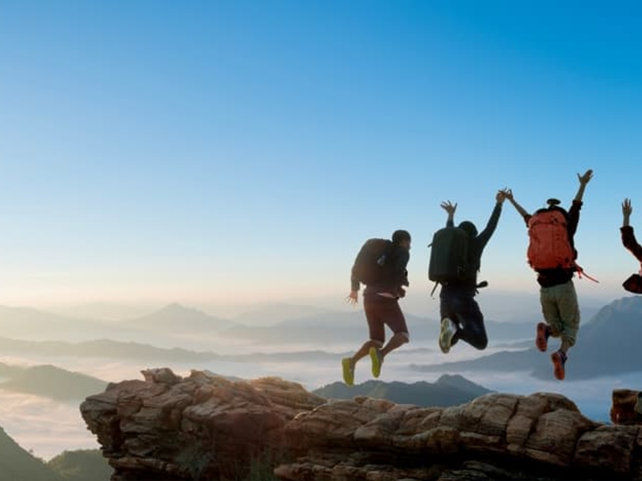 Solo Travel vs Group Travel: Which Journey is Right for You?